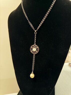 Vintage-Inspired Gold Pearl Drop Lariat Necklace